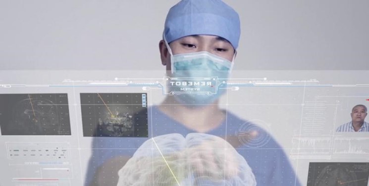 اولین ربات چینی که اعصاب مغز انسان را جراحی می کند