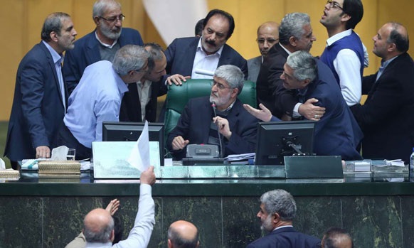 برخورد جنجالی نایب رئیس مجلس با نماینده ساری +عکس