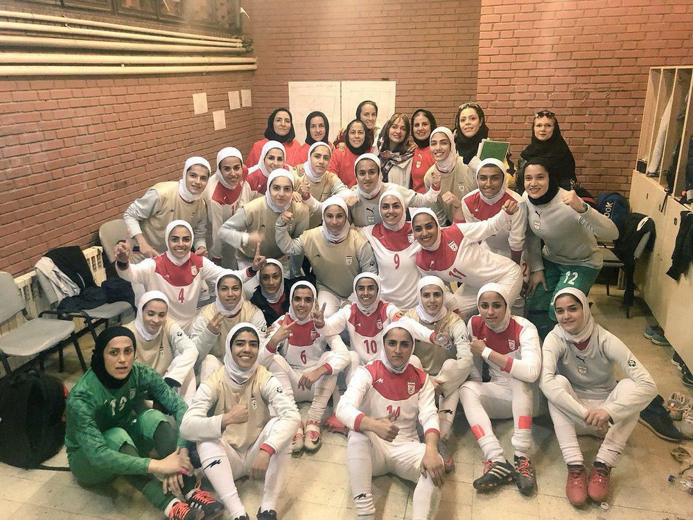 عکس یادگاری مهناز افشار با ملی پوشان