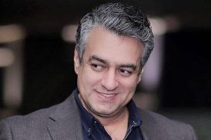 آقای بازیگر در کنار مادرش خواهر مرحوم فردین +عکس