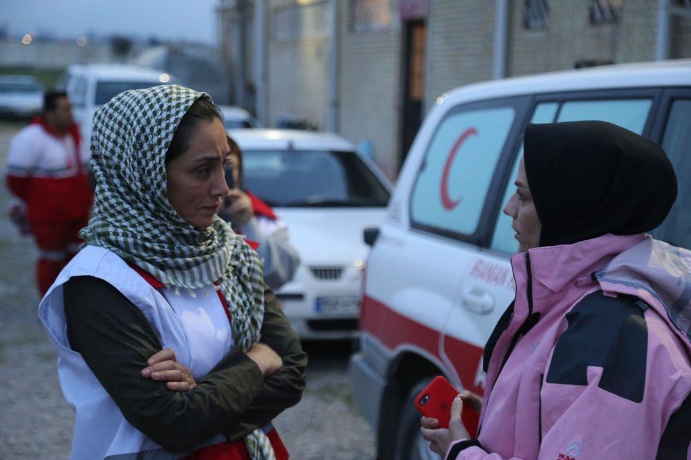 هدیه تهرانی در حال کمک به سیل زدگان +عکس