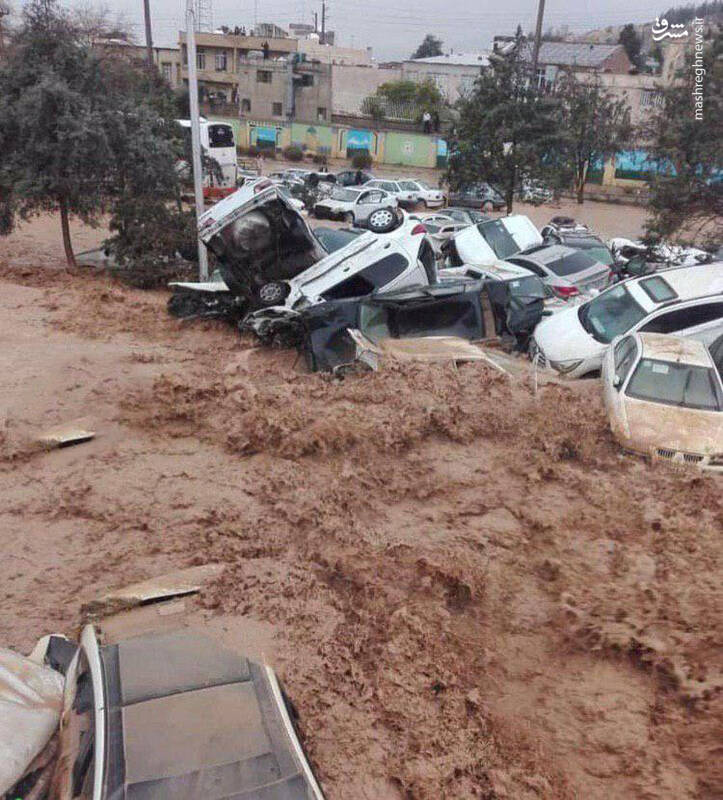 به زیر آب رفتن  ۲۰۰ خودرو در سیل شیراز + عکس