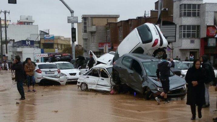 وضعیت عجیب خودروها پس از سیل شیراز +عکس