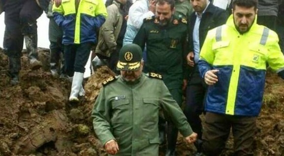 فرمانده سپاه با چکمه در مناطق سیل زده +عکس