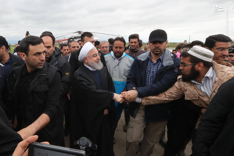 روحانی در بین مردم سیل زده گلستان +عکس