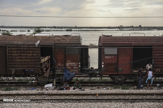  زندگی سیل زدگان اهوازی در واگن‌های قطار +عکس
