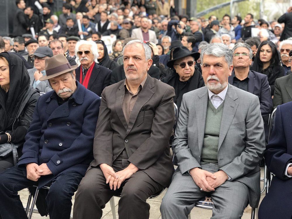 علی نصیریان و وزیر ارشاد در مراسم تشییع جمشید مشایخی + عکس
