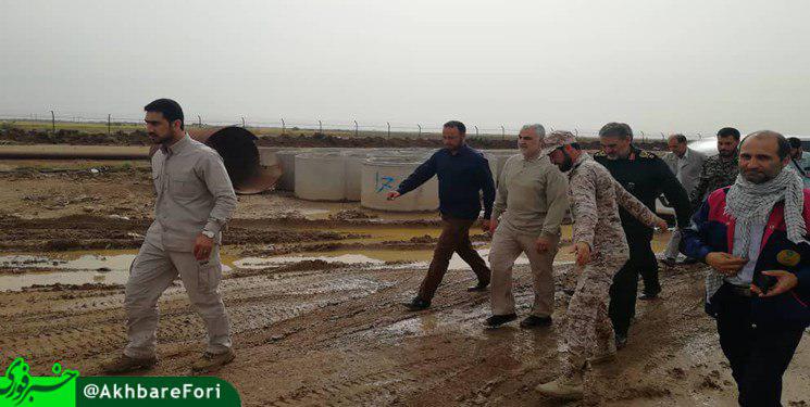 حضور سرلشکر سلیمانی در مناطق سیل‌زده خوزستان + عکس