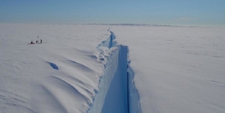 کوه یخ غول پیکر در مرحله نهایی جدایی از قطب جنوب