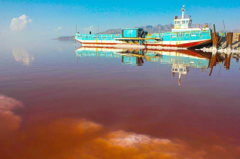 کشتی که  پس از 7 سال در دریاچه ارومیه شناور شد + عکس
