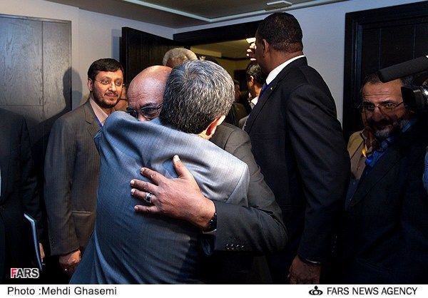  احمدی‌نژاد در آغوش رئیس جمهور برکنار شده سودان +عکس