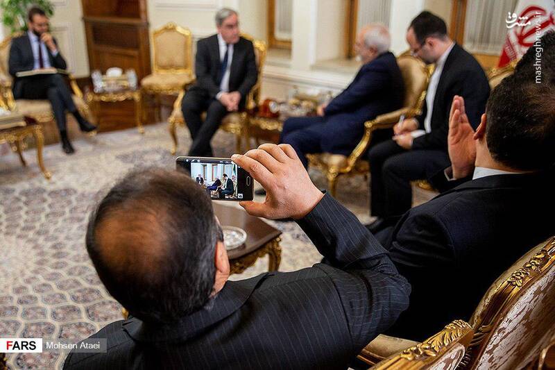 حرکت غیرمتعارف دیپلمات ایرانی در جلسه رسمی+عکس