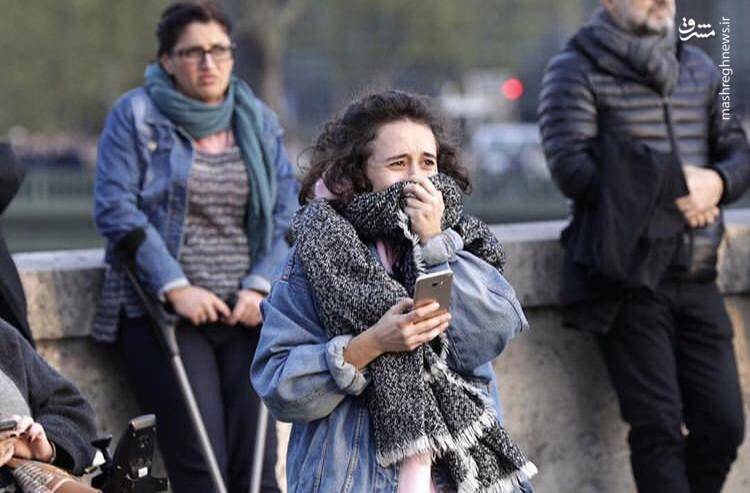چهره غمگین مردم پاریس هنگام آتش سوزی کلیسای نوتردام +عکس