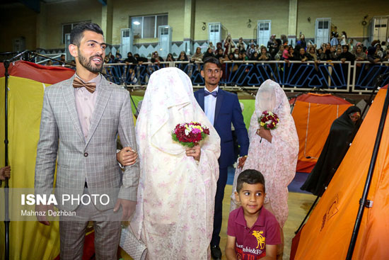جشن عروسی زوج سیل زده در سالن ورزشی +عکس