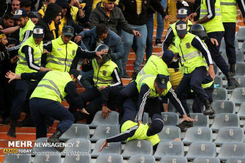  سقوط  سربازان از سکوهای استادیوم آزادی در بازی پرسپولیس سپاهان + عکس
