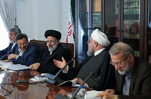 خوش و بش روحانی و رئیسی در جلسه امروز +عکس