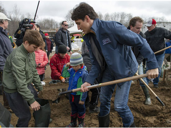 نخست‌وزیر کانادا به کمک سیل‌زدگان رفت +عکس