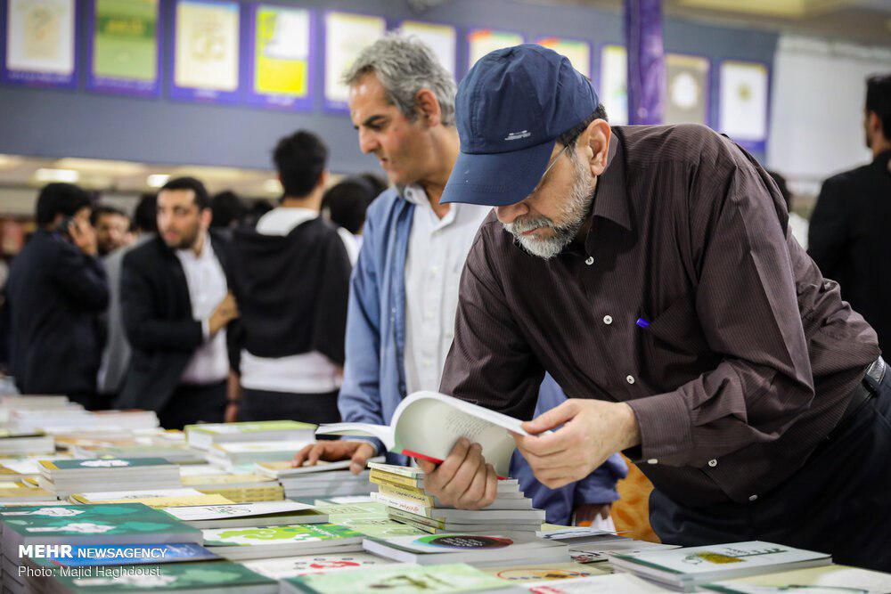 تیپ متفاوت حسن رحیم پور ازغدی در نمایشگاه کتاب +عکس