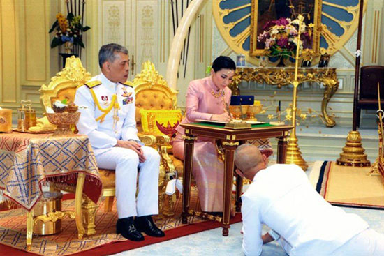 ازدواج عجیب پادشاه تایلند +عکس