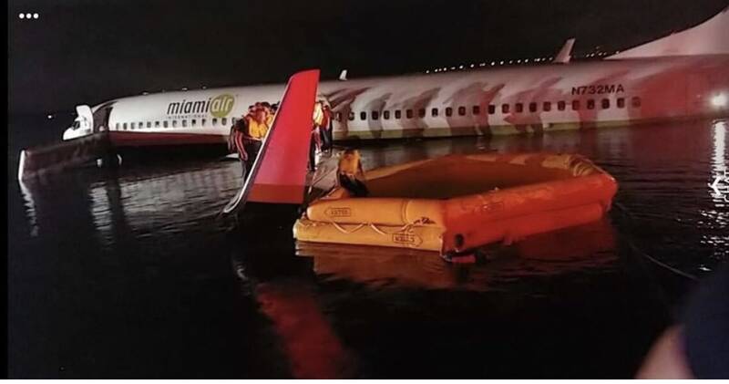 سقوط هواپیما مسافربری به داخل رودخانه +عکس