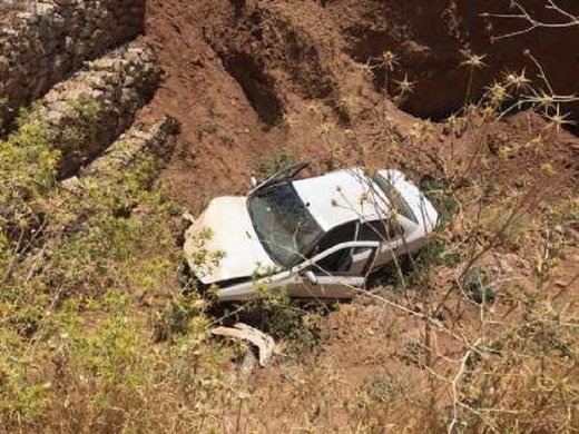 سقوط خودرو به عمق ۵۰۰ متری و نجات معجزه آسای آن