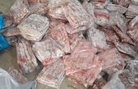  کشف ۱۵۰۰ کیلو گوشت فاسد از پارکینگ یک خانه +عکس