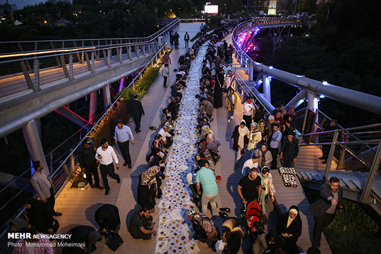 مراسم افطار مردمی در پل طبیعت +عکس