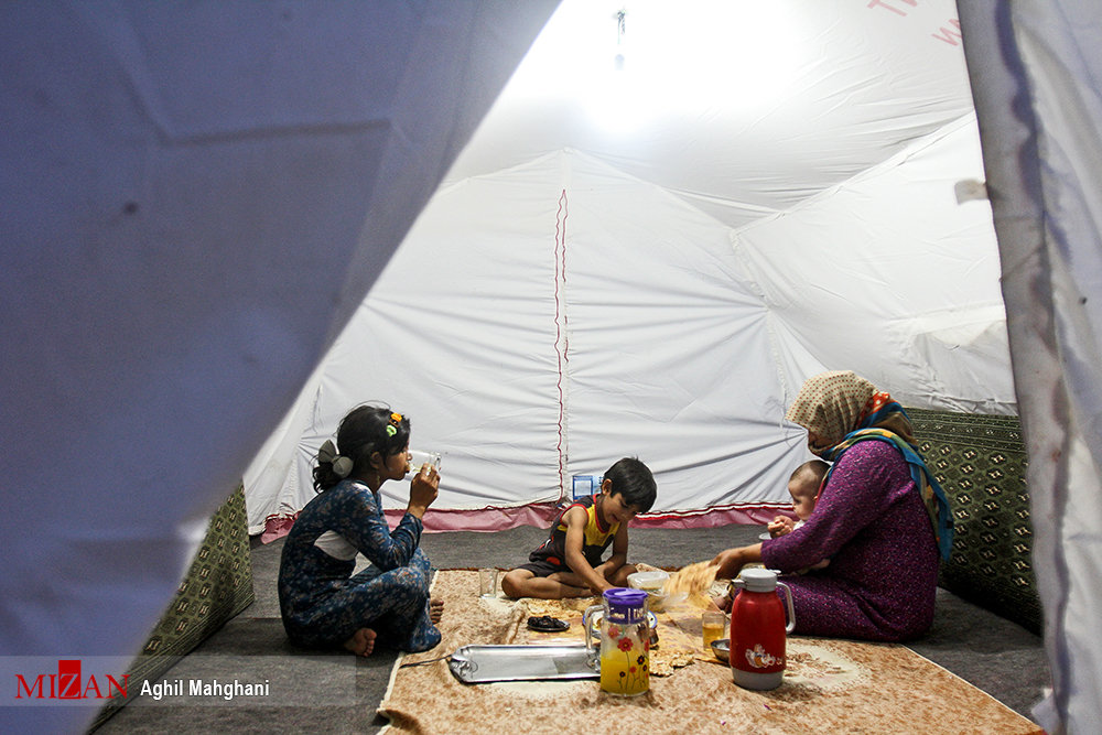 حال و هوای ماه رمضان در چادرهای سیل زدگان +عکس