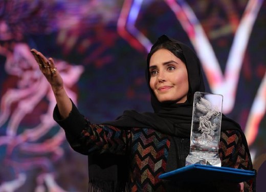 وقتی بهترین زن جشنواره فیلم فجر در اکران عمومی خجالت میکشد + عکس