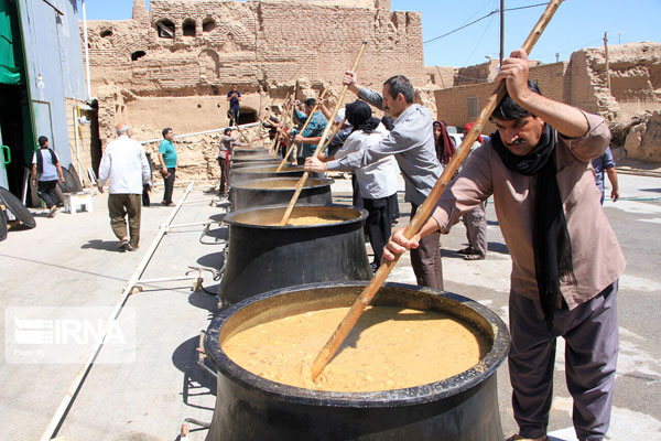 پخت آش گندم به مناسبت عید فطر در یزد +عکس