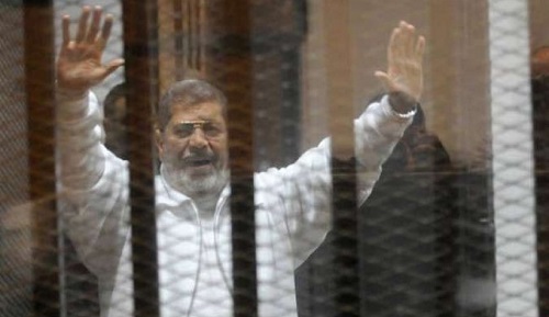 محمد مرسی حین برگزاری جلسه دادگاه درگذشت