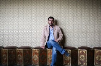 واکنش شهاب حسینی به عکس یادگاری با توله خرس زخمی