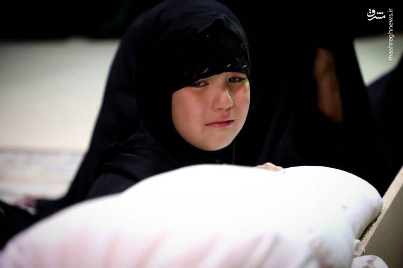 وداع دردناک دختر شهید با پیکر پدرش +عکس