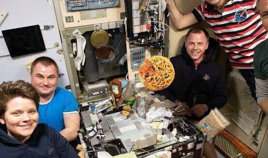 عکس جالب فضانوردان با پیتزای معلق!