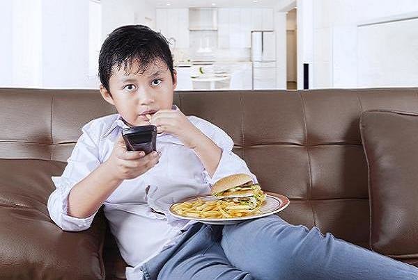 چاقی کودکی موجب بروز مشکلات جسمی در سالمندی می‌شود