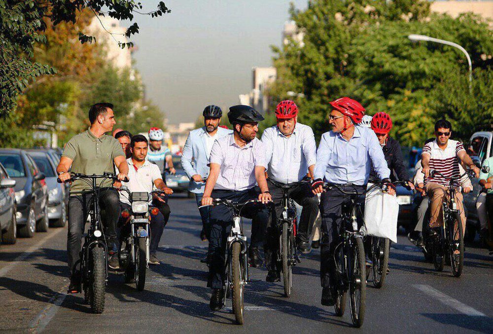 وزیر ارتباطات هم  به کمپین سه‌شنبه‌های بدون خودرو پیوست + عکس