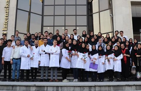 برگزاری جشن روپوش سفید در دانشگاه ایران