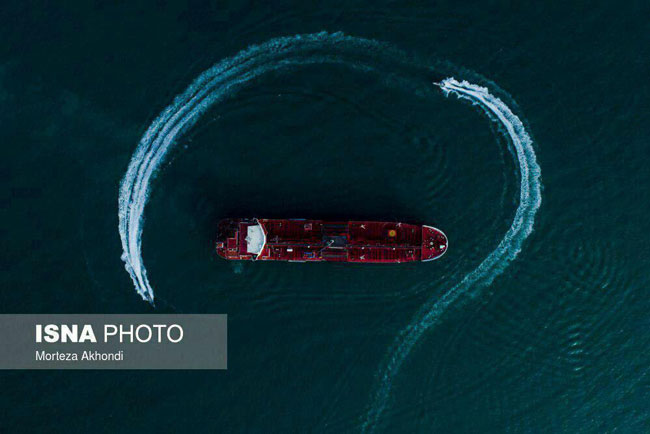 مانور قایق‌های سپاه در اطراف نفتکش انگلیسی +عکس