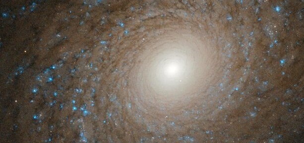 رصد یک کهکشان مارپیچی بسیار دور توسط تلسکوپ هابل