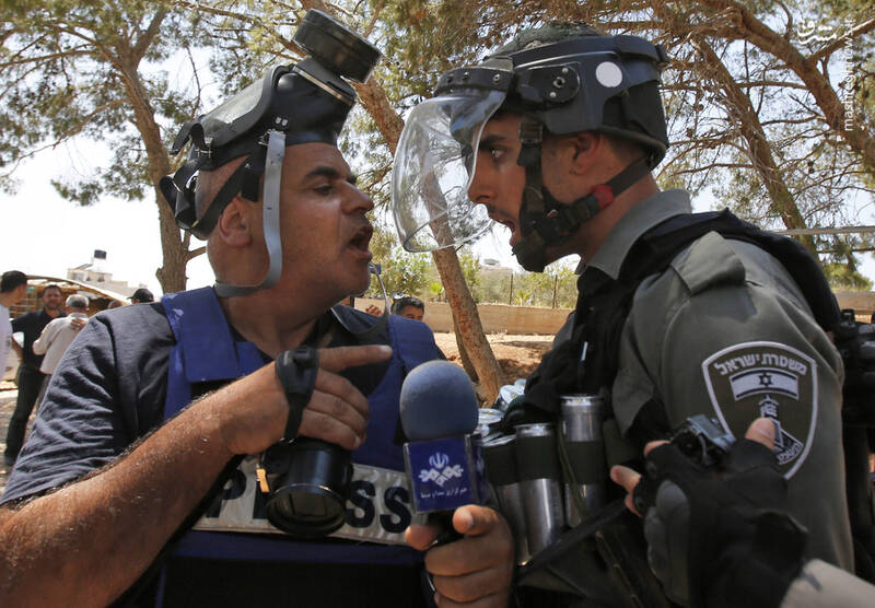  درگیری خبرنگار ایرانی با سرباز اسرائیلی + عکس