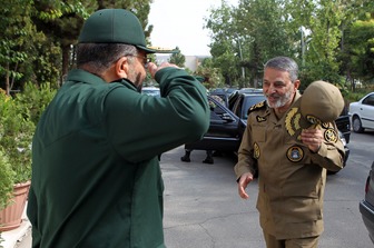  احترام نظامی سردار سلیمانی به فرمانده کل ارتش +عکس