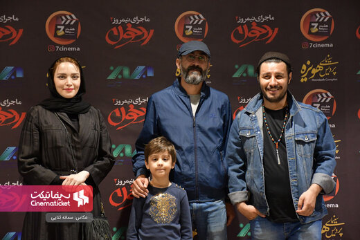 جواد عزتی و بهنوش طباطبایی در کنار طرفداران +عکس