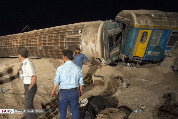 تصاویری از خروج مرگبار قطار زاهدان - تهران از ریل +عکس