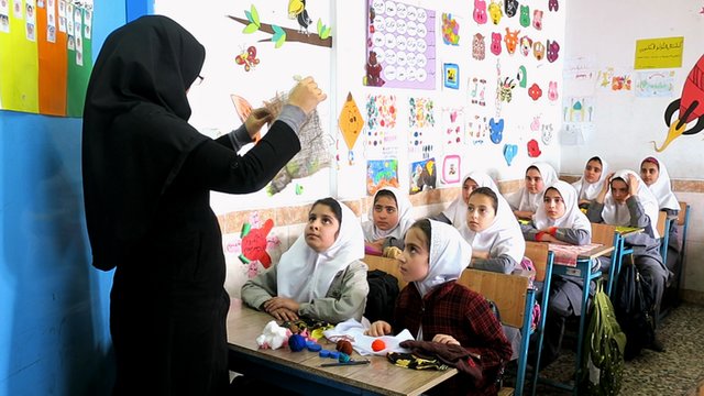 بیمه 12 ماهه «معلمان مدارس غیردولتی» فشار مالی به خانواده‌ها وارد می‌کند/ تحصیل 180 هزار دانش‌آموز در طرح خرید خدمات آموزشی
