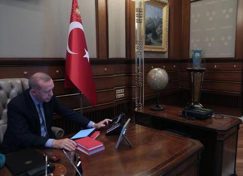 اردوغان در حال صدور فرمان حمله به سوریه +عکس