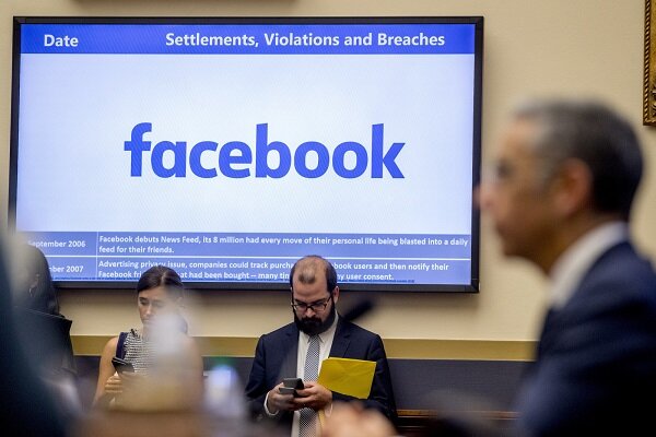 سناتور آمریکایی صحت پیام‌های فیس بوکی را به چالش کشید