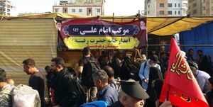 موکبی که به زائران اربعین بستنی می‌دهد +عکس