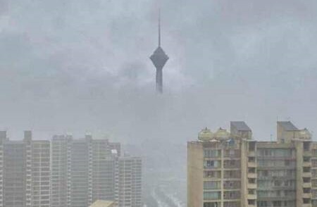  نمایی زیبا از برج میلاد در هوای بارانی +عکس