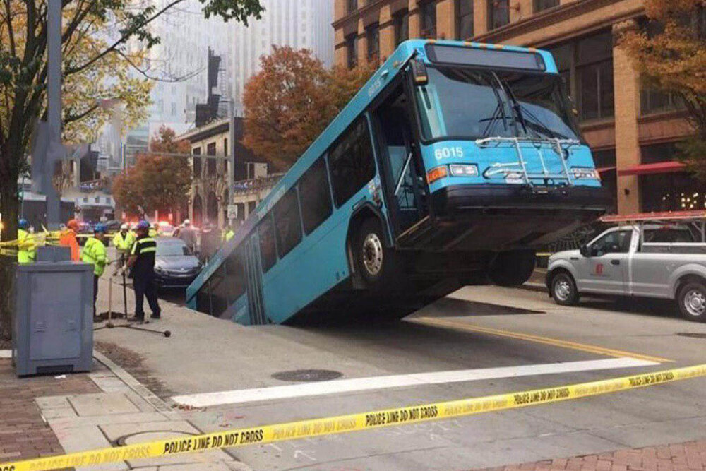 خیابانی که یک اتوبوس را بلعید +عکس