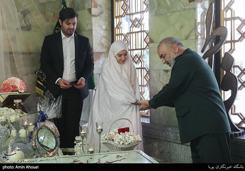 فرمانده سپاه مهمان یک مراسم عقد خاص+عکس فرمانده سپاه مهمان یک مراسم عقد خاص+عکس